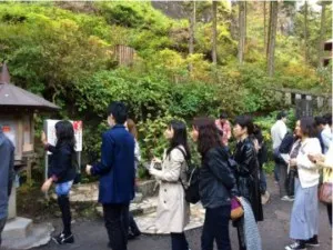 column-opinion_160113_01 榛名神社のおみくじに並ぶ女性