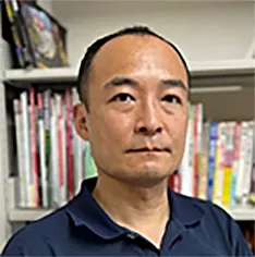 秦 康範 氏