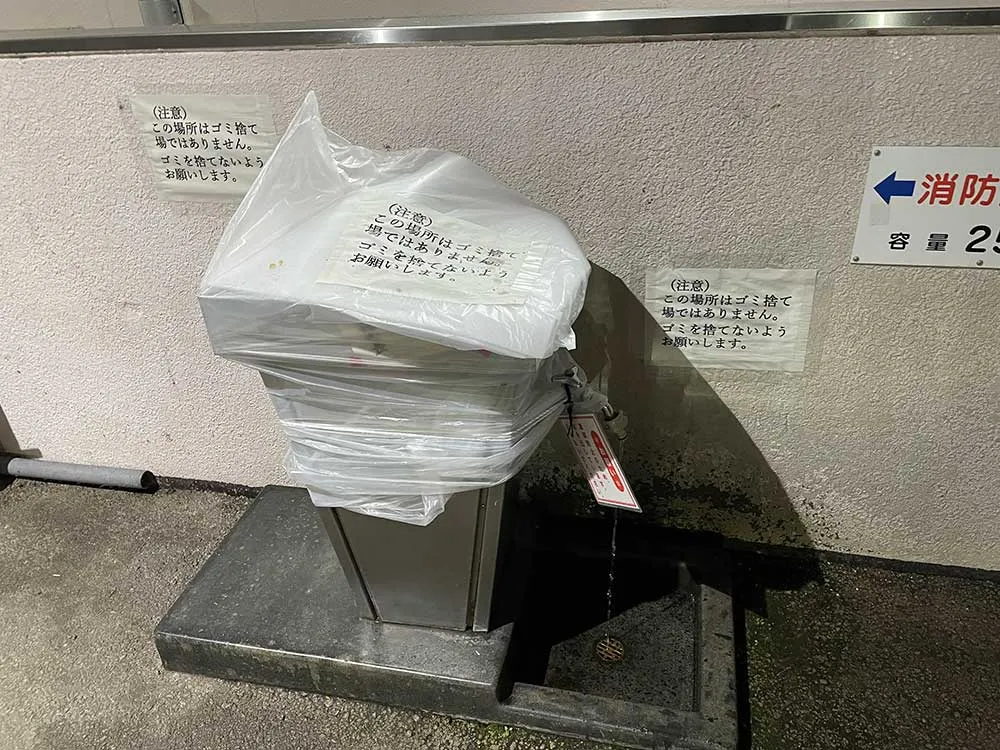 水飲み場がごみ箱化した残念な光景(筆者撮影)